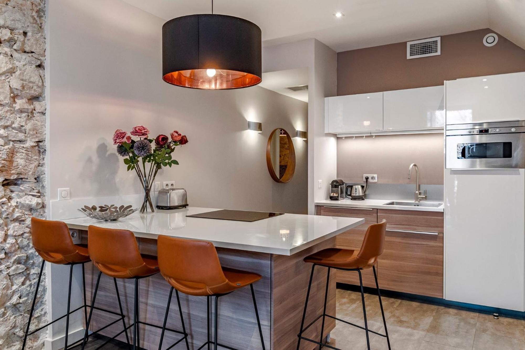 Luxury Family 2Br - Prime Location, Walk To Beach & Shopping, Sunny Balcony - Totolulu Cannes Hoche エクステリア 写真