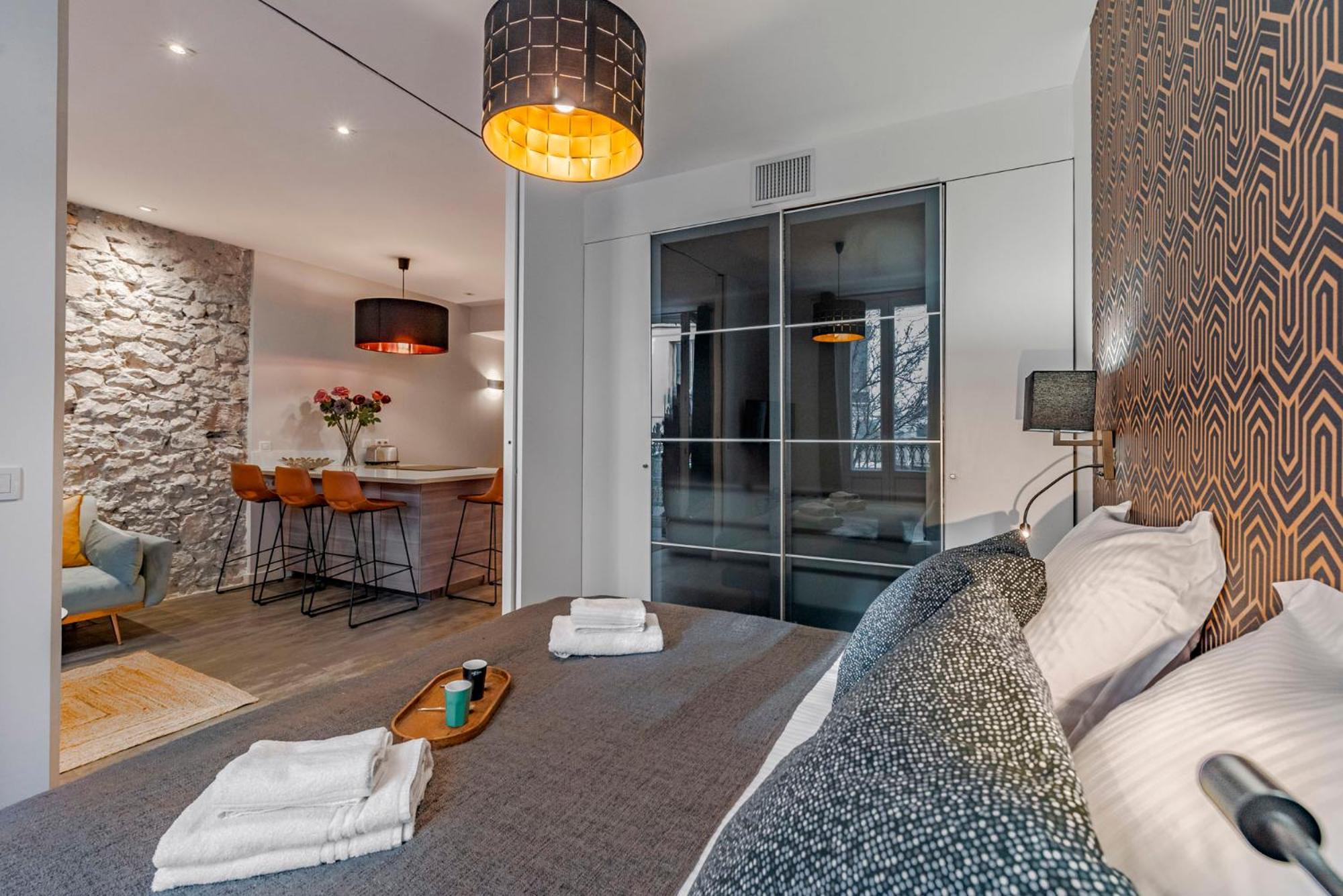 Luxury Family 2Br - Prime Location, Walk To Beach & Shopping, Sunny Balcony - Totolulu Cannes Hoche エクステリア 写真
